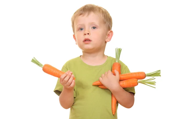 歳の少年を白で隔離される新鮮なニンジンを食べる — ストック写真