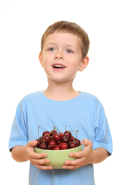 Мальчик и вишня — стоковое фото