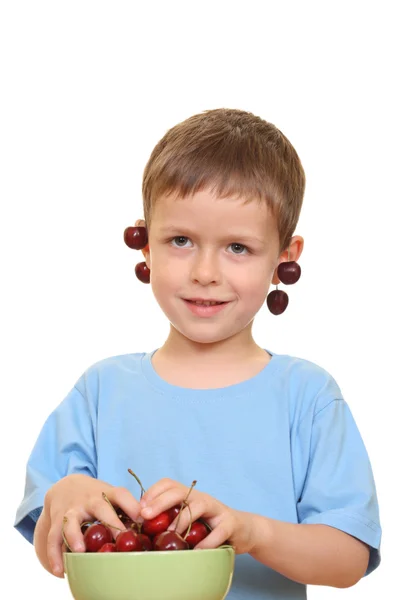 Fünfjähriger Junge Und Frische Kirschen Isoliert Auf Weißem Grund — Stockfoto