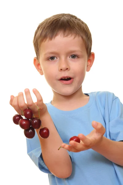 Chlapec a třešně — Stock fotografie