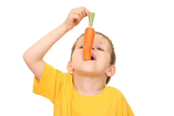 Menino Cinco Anos Comendo Cenoura Fresca Isolada Branco — Fotografia de Stock