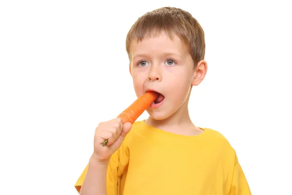 Πέντε Ετών Αγόρι Τρώγοντας Φρέσκα Καρότα Που Απομονώνονται Λευκό — Φωτογραφία Αρχείου