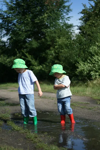 Two Boys Rain — Stock Photo, Image