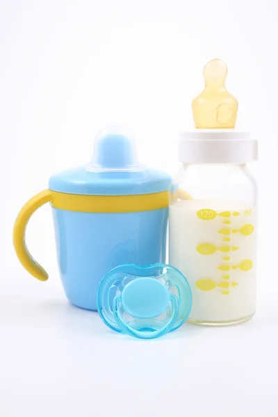 ボトル入りの牛乳とおしゃぶり赤ちゃんのもの — ストック写真