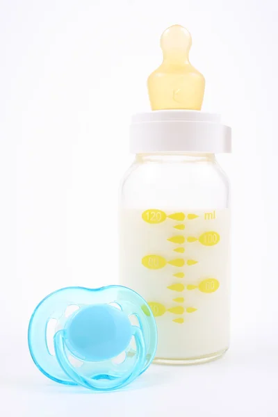 Bottle of milk and pacifier — Stockfoto