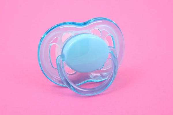 Chupete Bebé Azul Sobre Fondo Rosa — Foto de Stock
