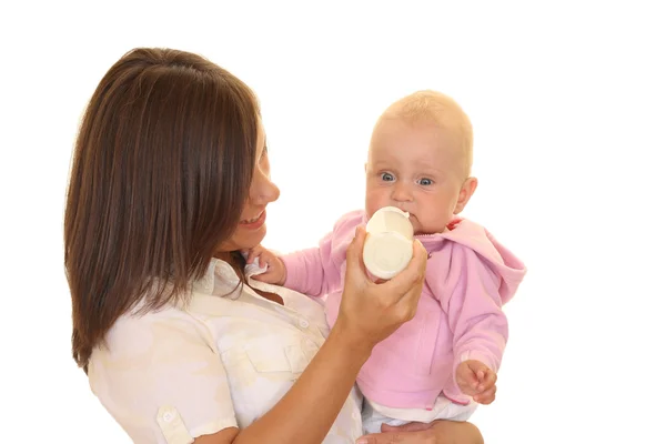 白で隔離されるミルクのボトルを持つ母親と ヶ月の女の赤ちゃん — ストック写真