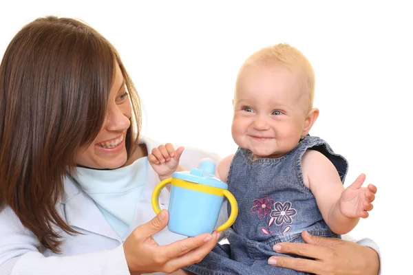 赤ちゃんカップ白で隔離されるで母親と ヶ月の女の赤ちゃん — ストック写真