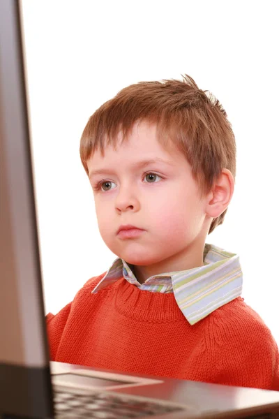Fünfjähriger Junge Mit Laptop Isoliert Auf Weißem Grund lizenzfreie Stockbilder