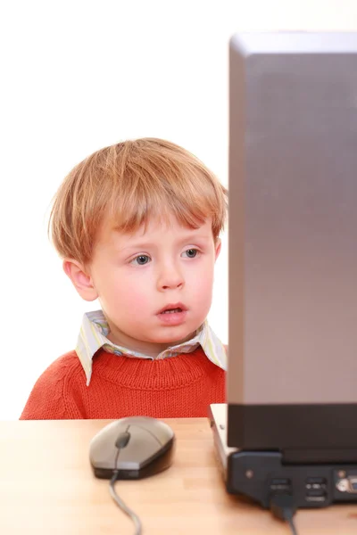 Dreijähriger Junge Mit Laptop Isoliert Auf Weißem Untergrund Stockfoto