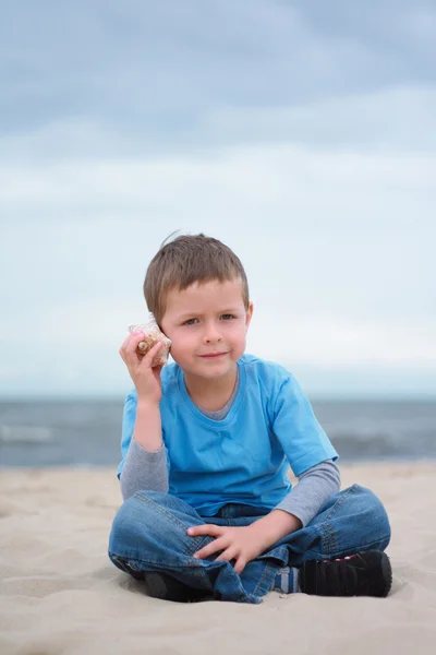 Πέντε Χρονών Αγόρι Κέλυφος Στην Παραλία — Φωτογραφία Αρχείου