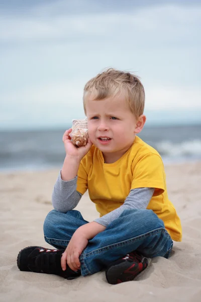Roky Starý Chlapec Shell Pláži — Stock fotografie