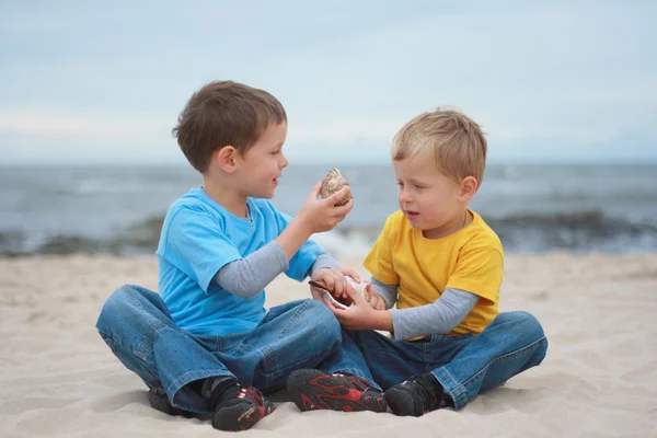 Twee Jongens Met Schelpen Het Strand Zomer — Stockfoto