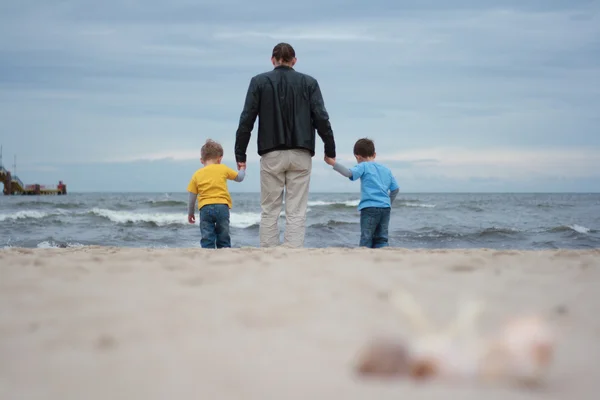 Twee Jongens Vader Het Strand Zomer — Stockfoto