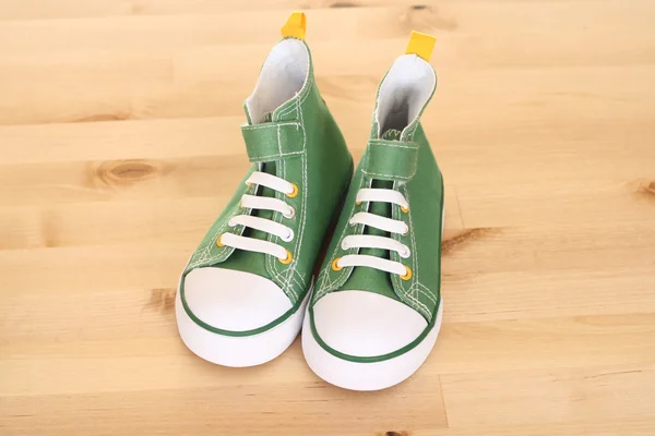 Paar Grüne Turnschuhe Für Kinder Auf Dem Fußboden — Stockfoto