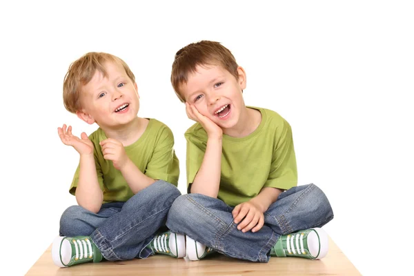 五个和三个年男孩坐在白色孤立在地板上 — 图库照片