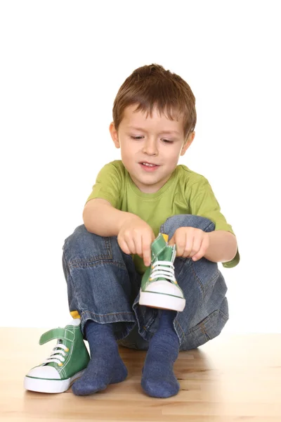 Ятирічний Хлопчик Намагається Одягнути Кросівки Ізольовані Білому — стокове фото