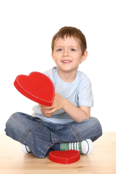 五年男孩与孤立在白色的大红色的心 — 图库照片