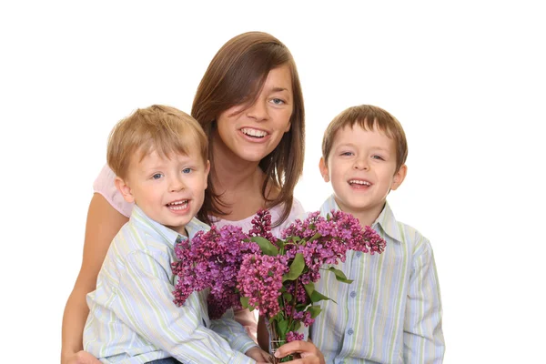 Portrét Rozkošný Rodiny Matka Dva Synové Květinami Izolovaných Bílém — Stock fotografie