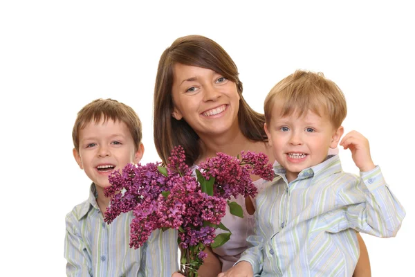 愛らしい家族 母と白で隔離される花を持つ二人の息子の肖像画 — ストック写真