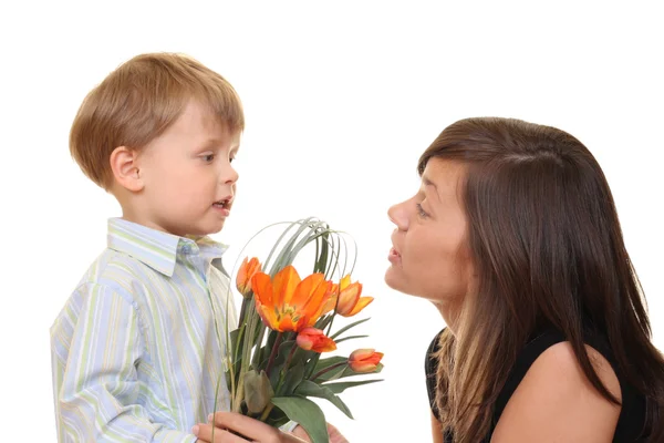 Porträtt Bedårande Familj Mor Och Son Med Blommor Isolerad Vit — Stockfoto
