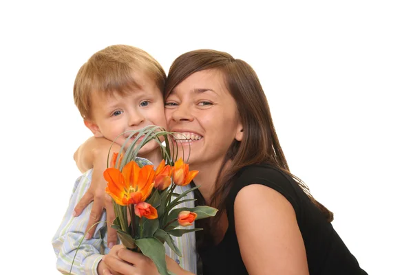 可爱的家庭 母亲和儿子一起被隔绝在白色的鲜花的肖像 — 图库照片
