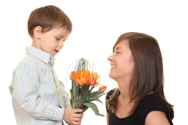 愛らしい家族 母と白で隔離される花と息子の肖像画 — ストック写真