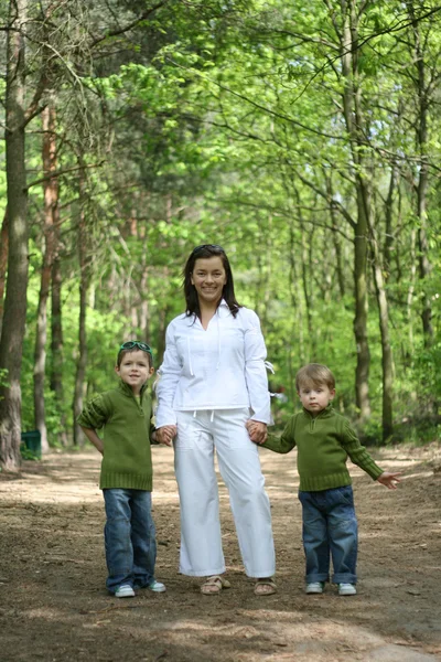 Famille Détendre Dans Forêt Mère Deux Fils — Photo
