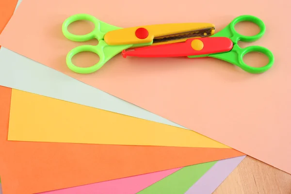Niektóre Kolorowe Papiery Nożyczki Gotowy Scrapbookingu — Zdjęcie stockowe