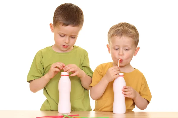 Cinco Três Anos Idade Meninos Bebendo Leite Isolado Branco — Fotografia de Stock