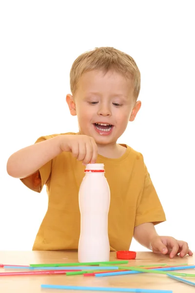 Drei Jahre Alter Junge Trinkt Milch Isoliert Auf Weiß — Stockfoto