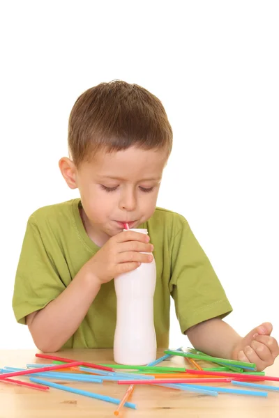 Vijf Jaar Oude Jongen Consumptiemelk Geïsoleerd Wit — Stockfoto