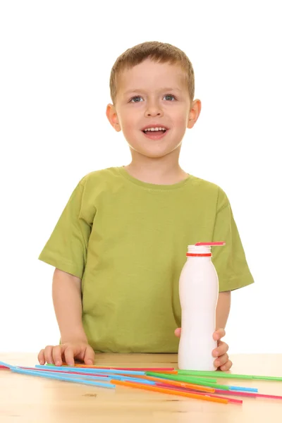 Menino Cinco Anos Bebendo Leite Isolado Branco — Fotografia de Stock