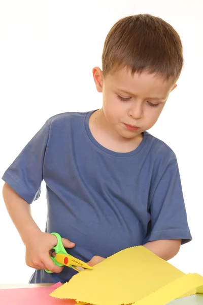 Menino Cinco Anos Cortando Papper Isolado Branco — Fotografia de Stock