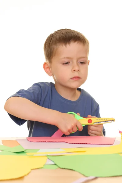 Fünfjähriger Junge Schneidet Papper Isoliert Auf Weißem Papier — Stockfoto