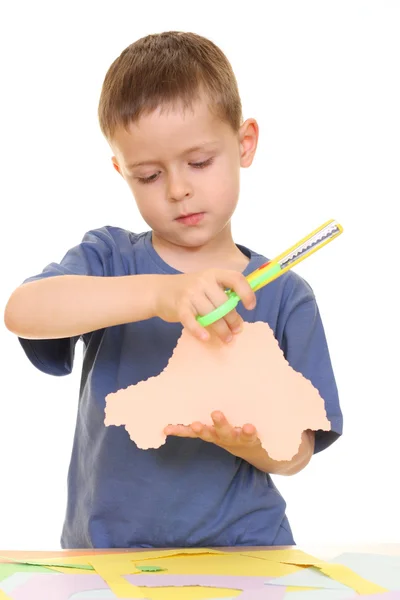 Niño Cinco Años Cortando Papper Aislado Blanco —  Fotos de Stock