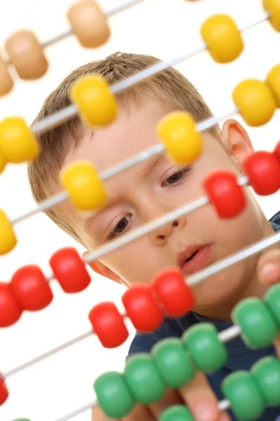 Beş Yaşında Çocuk Ile Üzerine Beyaz Izole Abacus — Stok fotoğraf