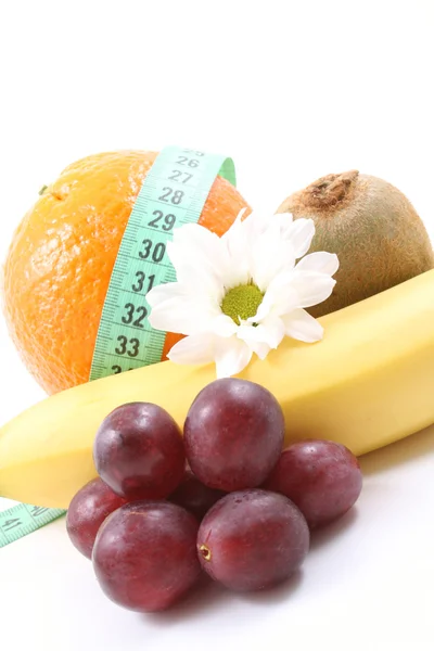 Lichte Snack Dieet Banaan Oranje Druiven Kiwi Geïsoleerd Wit — Stockfoto