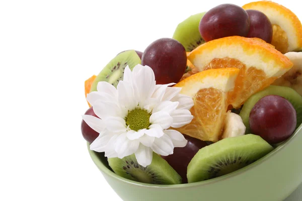 Schüssel Obstsalat Trauben Bananen Kiwi Und Orangen Isoliert Auf Weiß — Stockfoto