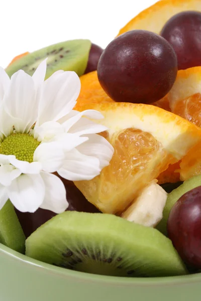 Schüssel Obstsalat Trauben Bananen Kiwi Und Orangen Isoliert Auf Weiß — Stockfoto