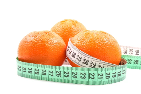 Τρεις Tangerines Και Μέτρο Που Απομονώνονται Λευκό — Φωτογραφία Αρχείου