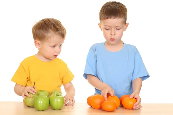 三岁男孩玩水果上白色隔离 — 图库照片