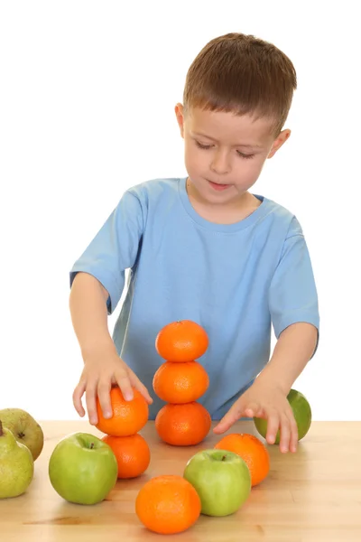 Πέντε Χρόνια Αγόρι Παίζει Φρούτα Απομονωθεί Λευκό — Φωτογραφία Αρχείου