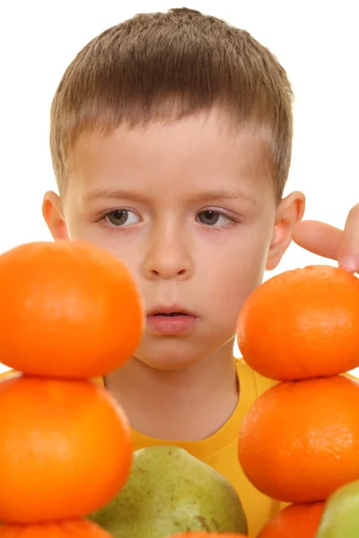 Vijf Jaar Old Boys Spelen Met Vruchten Geïsoleerd Wit — Stockfoto