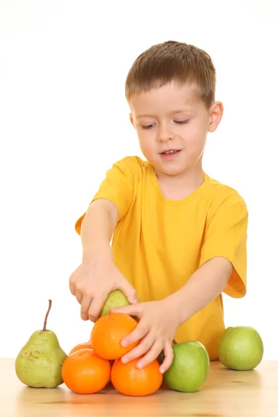 Beş Yıl Yaşlı Çocuk Meyve Ile Oynarken Üzerinde Beyaz Izole — Stok fotoğraf