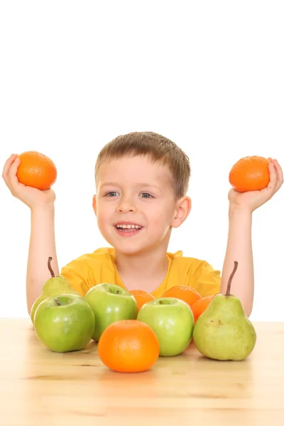 Fünfjähriger Junge Spielt Mit Früchten Auf Weißem Untergrund — Stockfoto