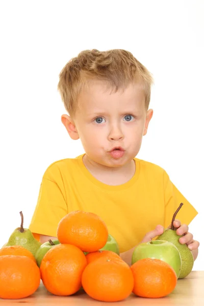 Menino Três Anos Brincando Com Frutas Isoladas Branco — Fotografia de Stock