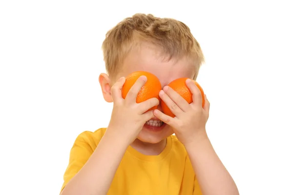 Dreijähriger Junge Spielt Mit Früchten Isoliert Auf Weißem Grund — Stockfoto