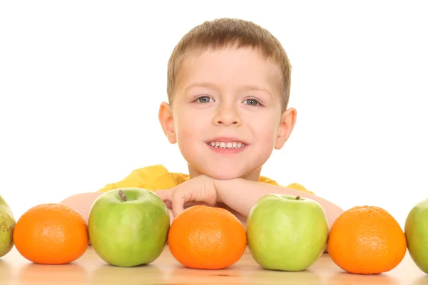 Fünfjähriger Junge Spielt Mit Früchten Auf Weißem Untergrund — Stockfoto
