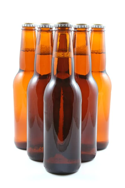 Πέντε Μπουκάλια Μπύρας Που Απομονώνονται Λευκό — Φωτογραφία Αρχείου